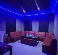 팡팡 KTV 가라오케 푸른 조명과 소파가 있는 내부 룸