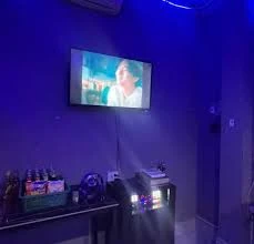 팡팡 KTV 가라오케 벽면 화면과 노래 장비