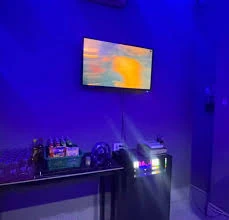팡팡 KTV 가라오케 화면과 음향 장비가 있는 내부