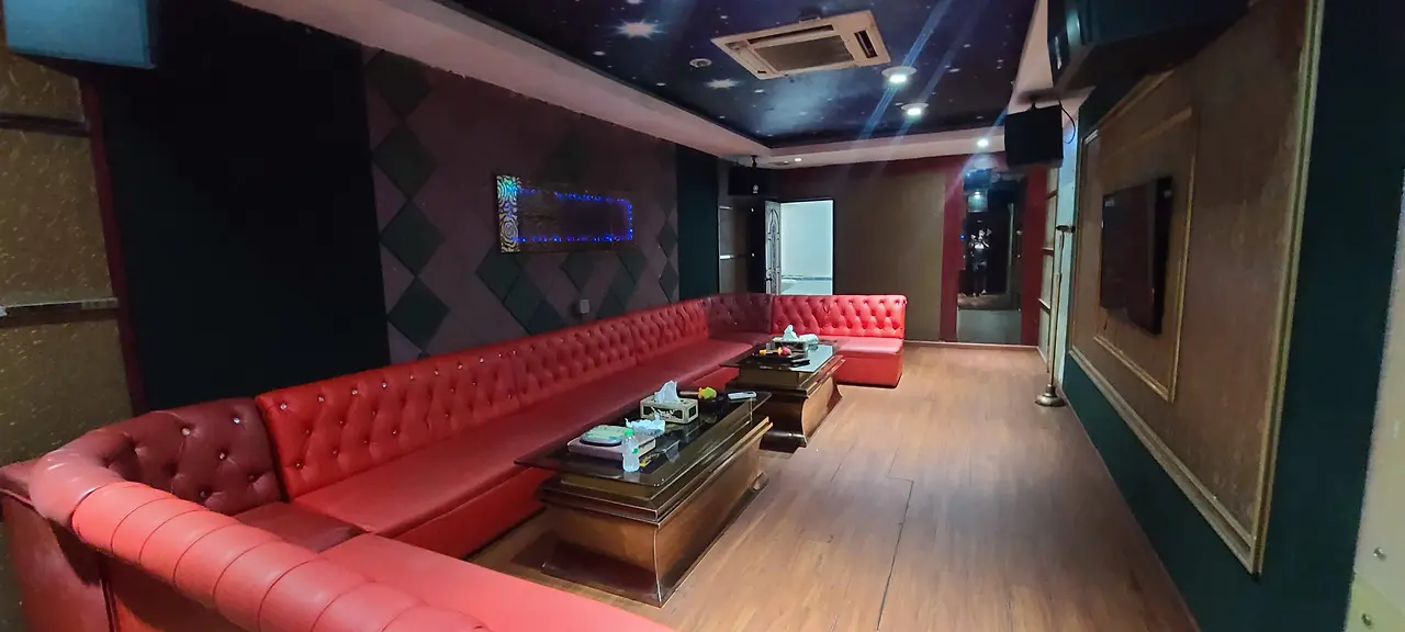 메콩 가라오케 긴 소파와 테이블이 있는 공간